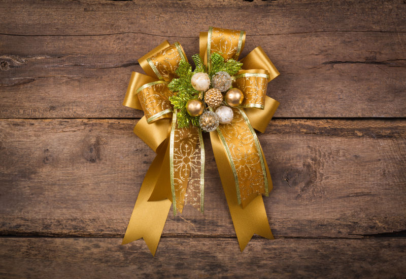 木纹上的金色彩带