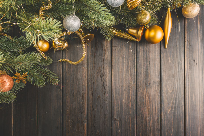 挂在圣诞树上的金色彩球