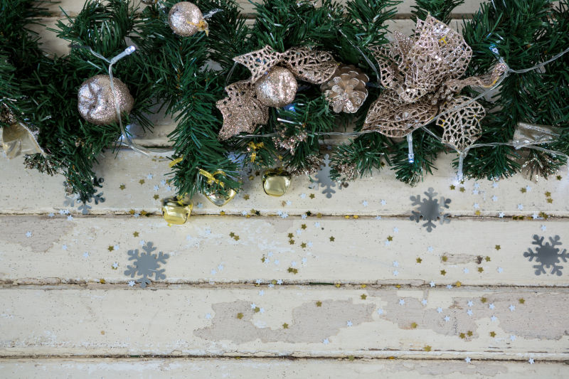 白色木墙上的银色彩带