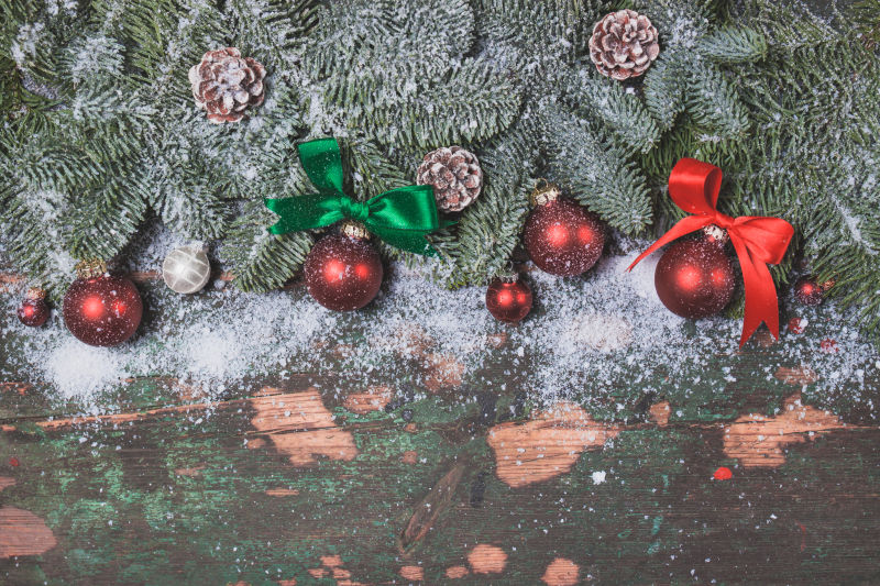 漂亮的圣诞树与彩球