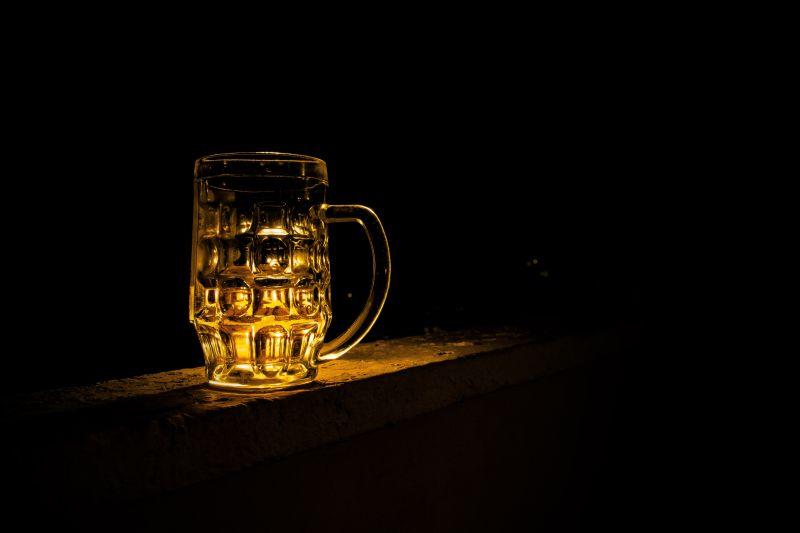 夜晚啤酒的伤感图片图片