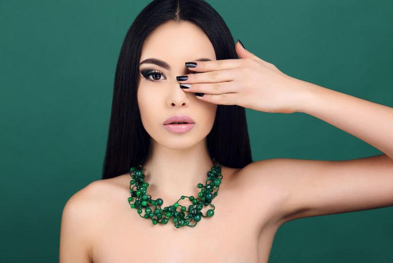 美丽的性感的黑色直发女人的时尚肖像