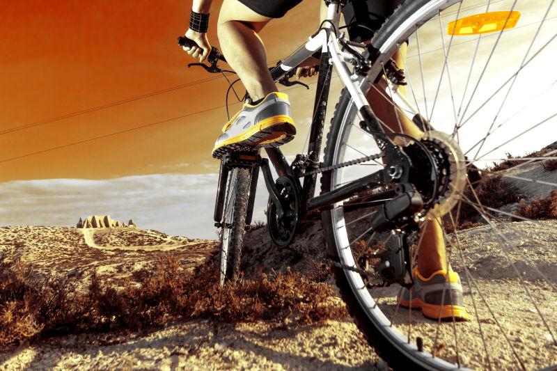 在海边骑自行车的男人