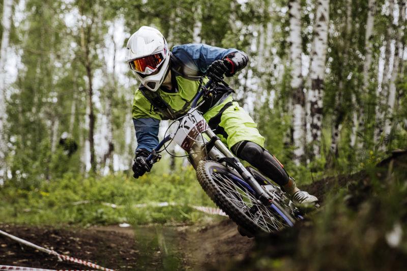 在森林中骑自行车的运动员