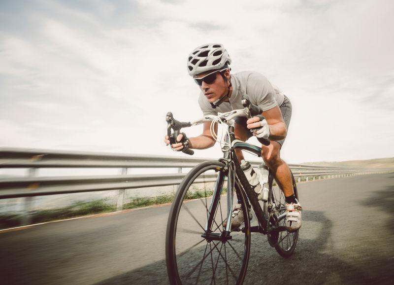 户外骑自行车的男人