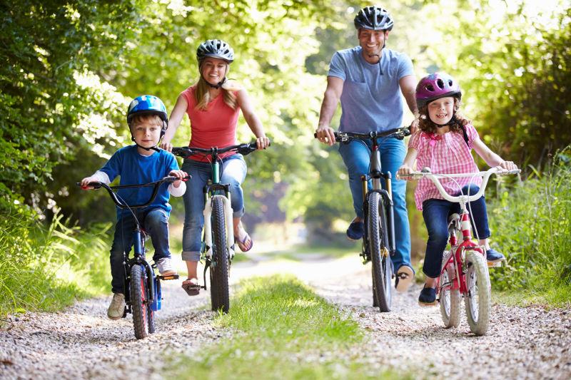 骑自行车的一家人