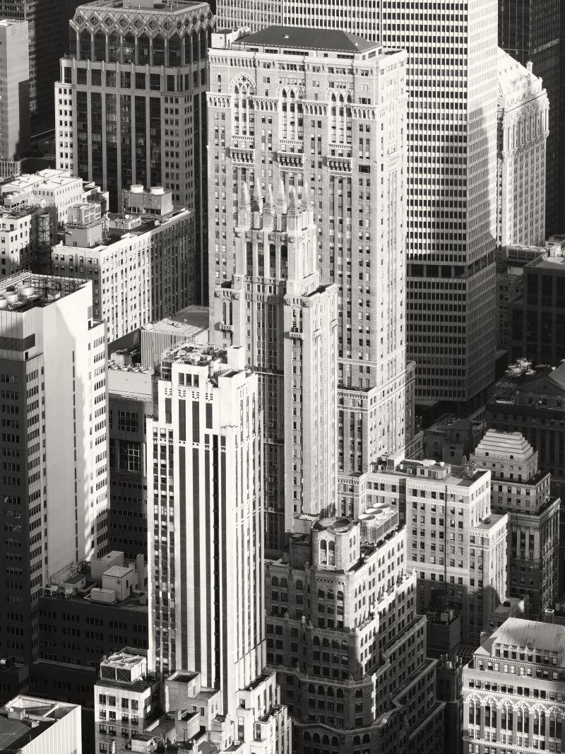 纽约曼哈顿市中心老式摩天大楼的黑白建筑