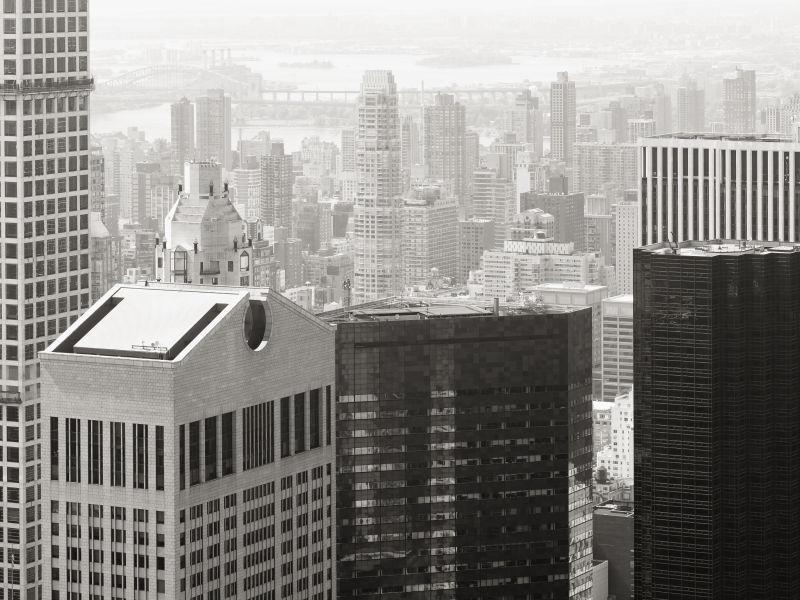曼哈顿市中心摩天大楼和办公楼的黑白鸟瞰景观