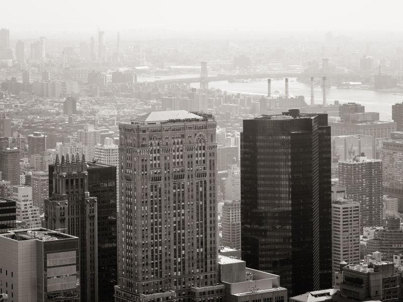 纽约现代与传统摩天大楼的黑白城市景观