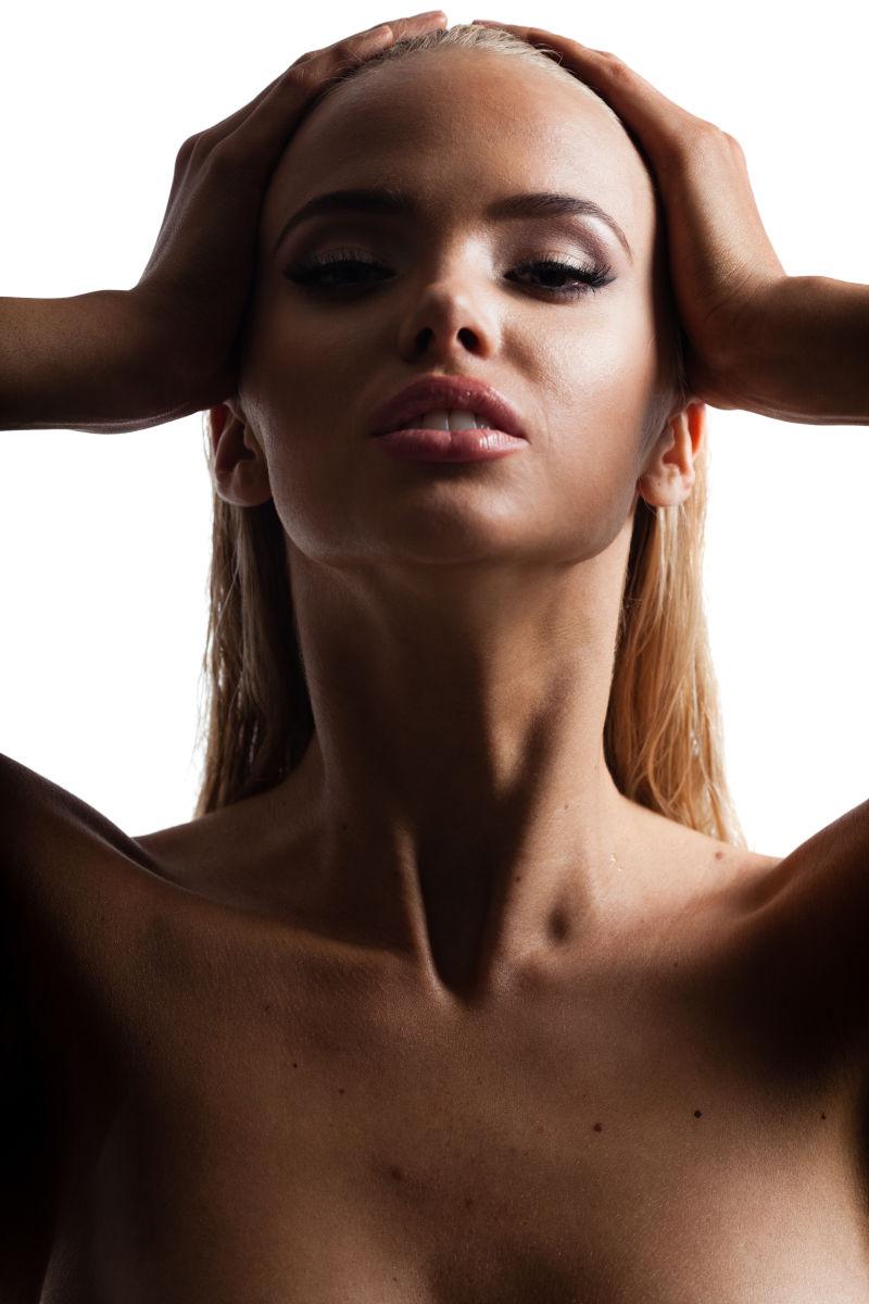 白色背景下妖娆的金色长发美女