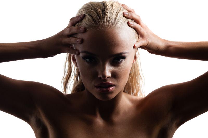 白色背景下金色长发美女