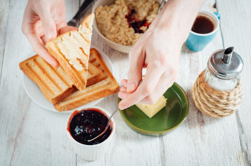 加果酱的烤面包和咖啡的早餐