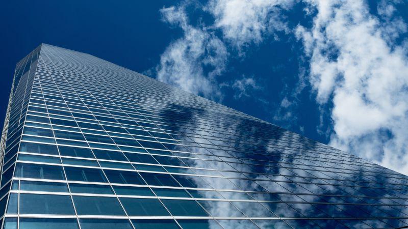 蓝天下的高楼玻璃建筑
