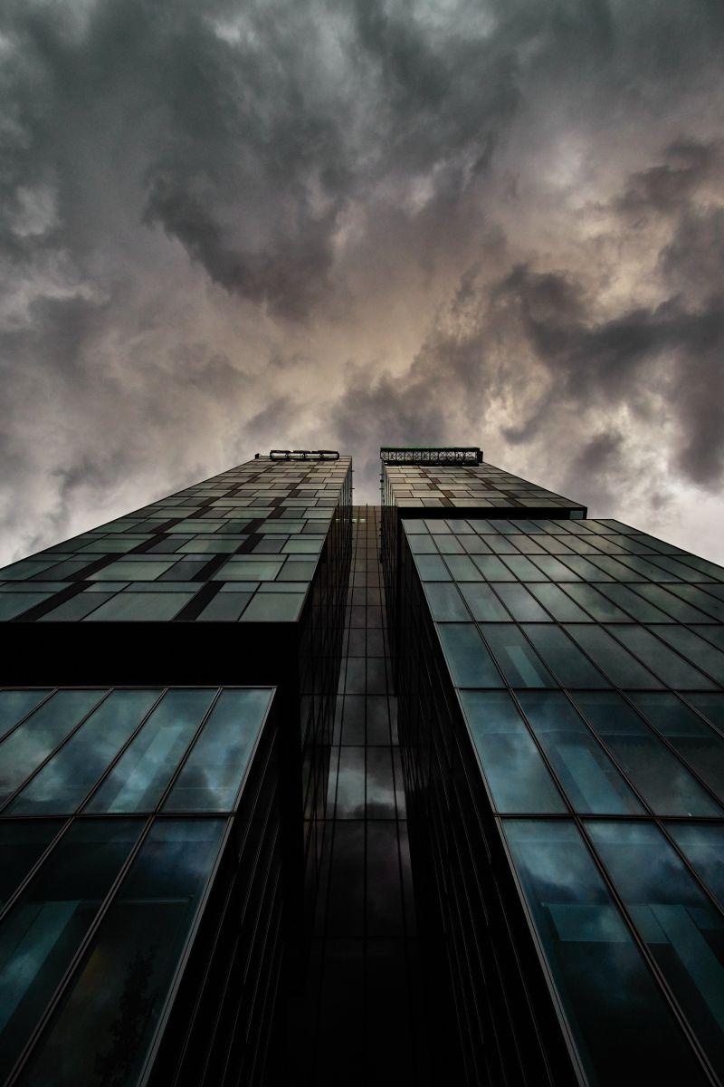 乌云下现代玻璃镜面大楼