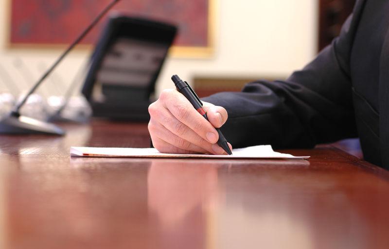 一个人在一张纸上写字的细节