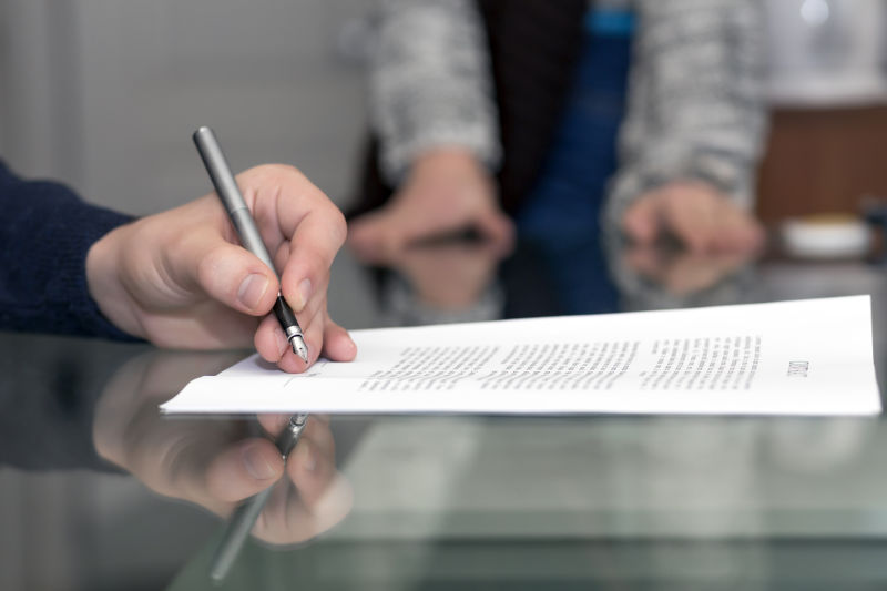 商务人和商务女性在办公桌上办公并与海图见面