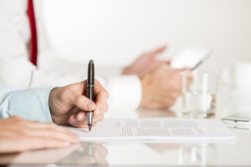 商人签署一项合同