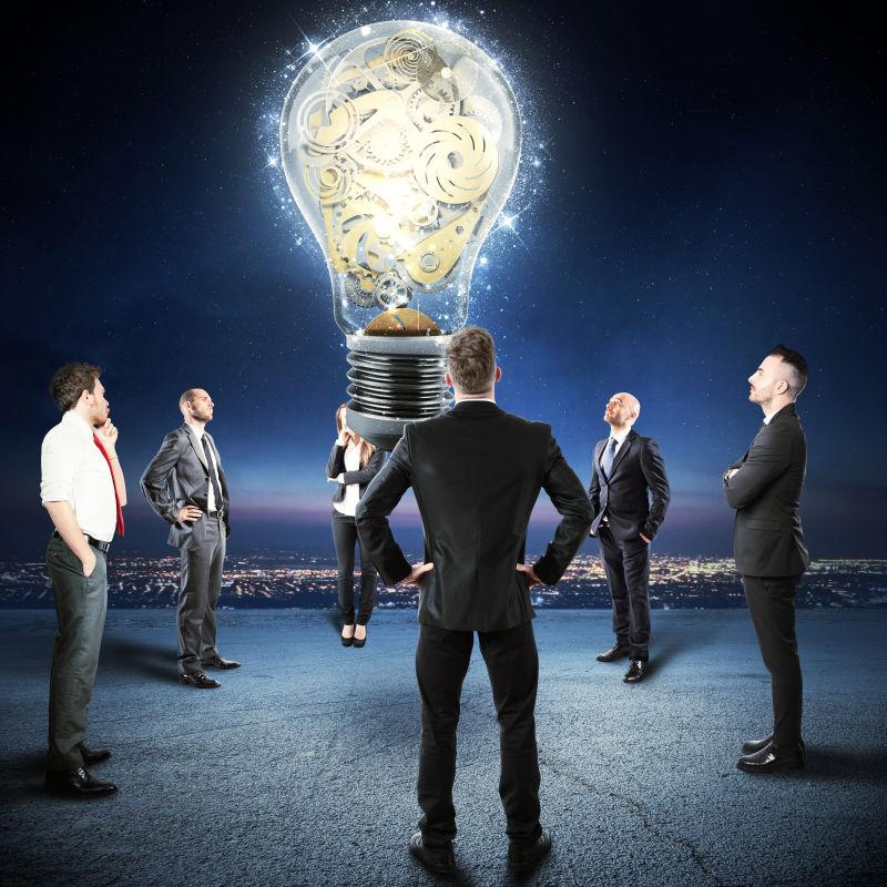 商人企业家队伍围在中间的大灯泡