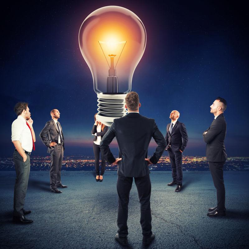 商业团队看大灯泡