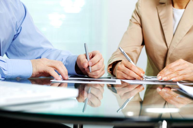 办公桌边两个商务人士在做商务计划