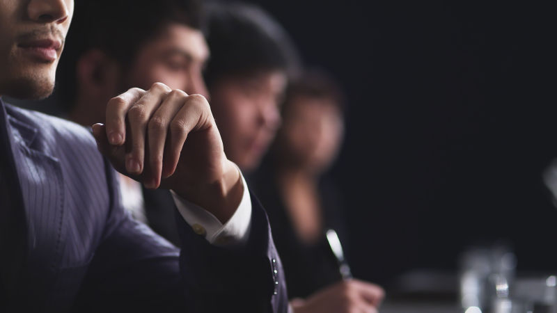 会议室里的西装男商人