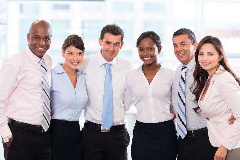 集团办公室里六个开心的商务职员