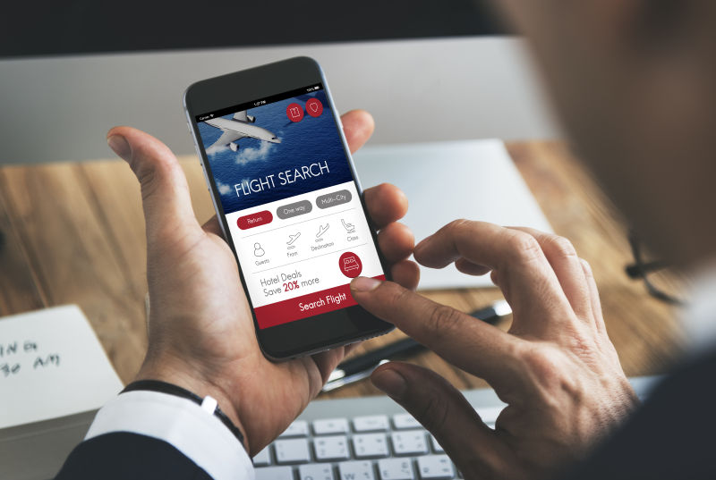 使用智能手机订票的男人