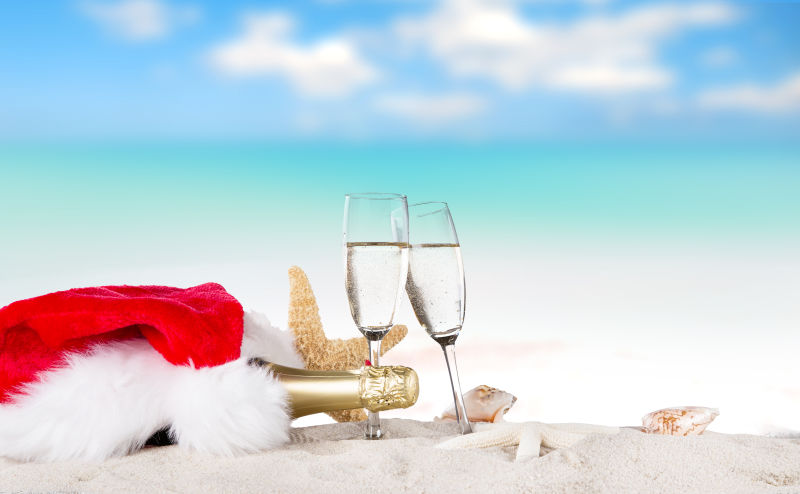 沙滩上的香槟酒