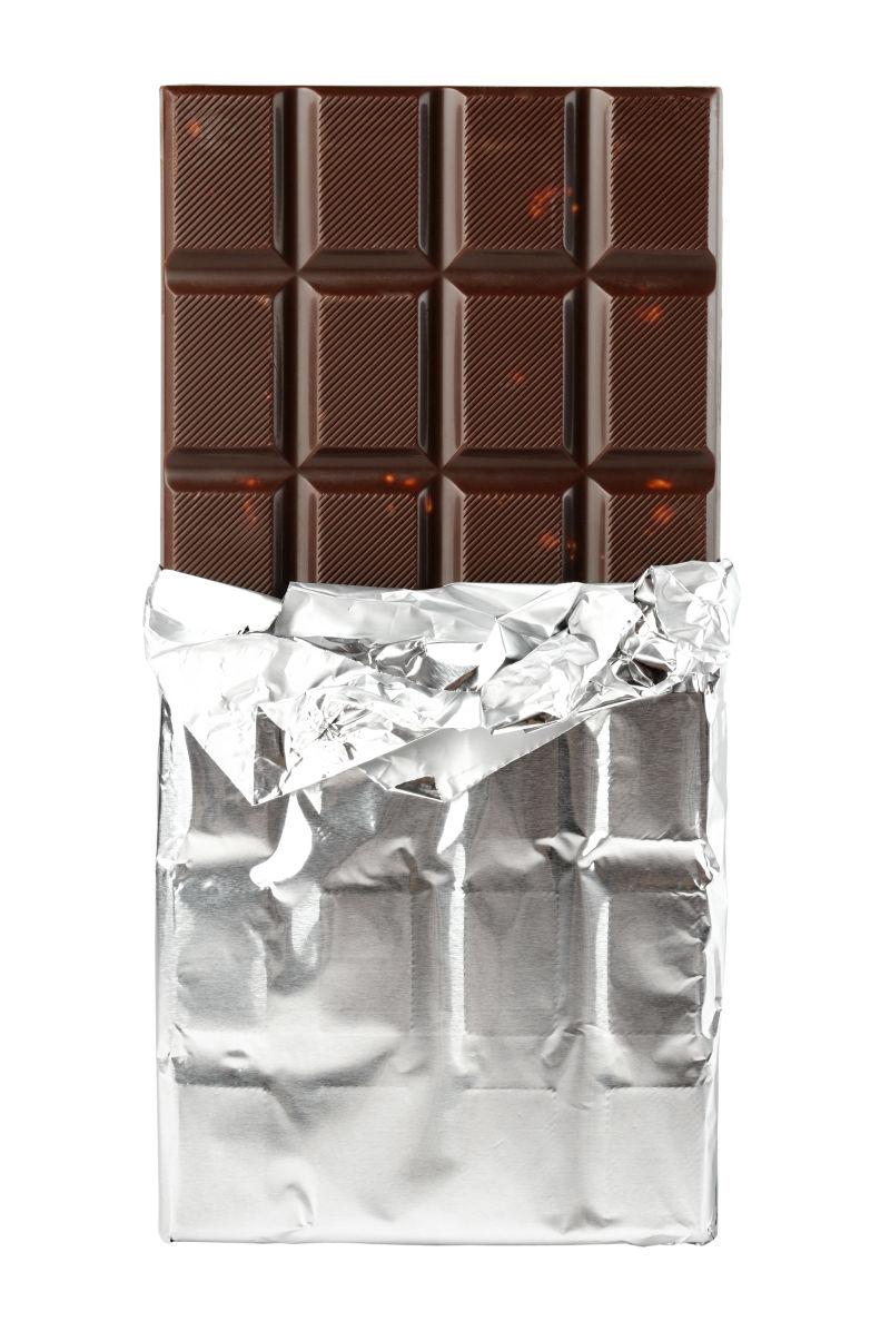 白色背景上撕开包装的巧克力