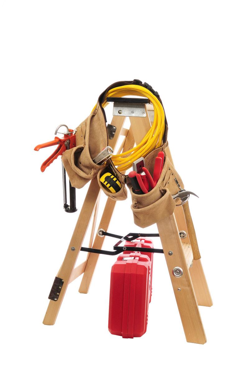 白色背景下的工具梯