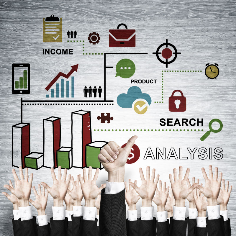 一群在木制背景上展示支持手势的商业团队