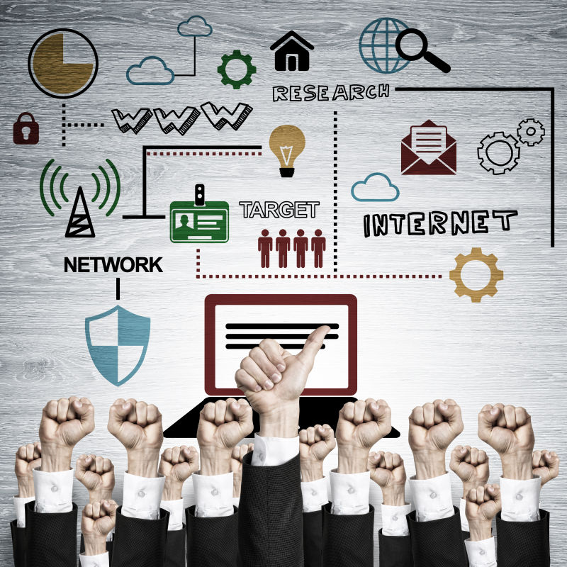 一群在木制背景上展示加油手势的团队