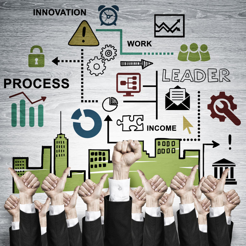 一群在木制背景上展示努力加油手势的商业团队