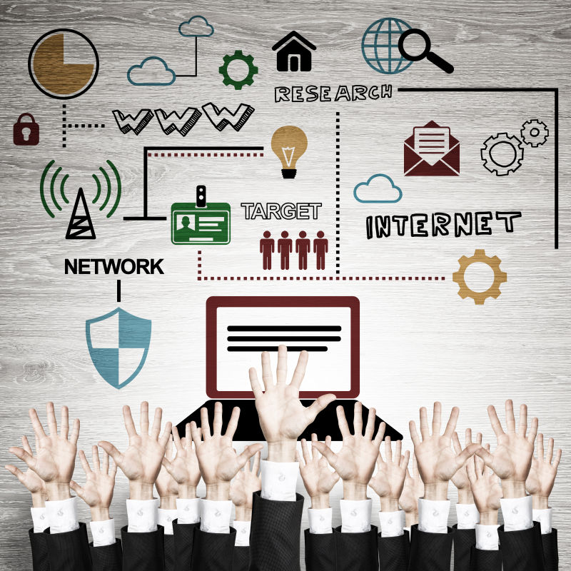 一群在木制背景上展示支持手势的团队