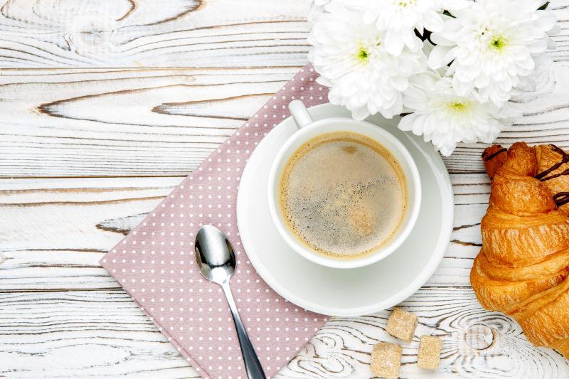 两个新鲜羊角面包和咖啡