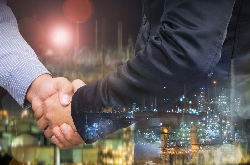 两个男商人之间的握手