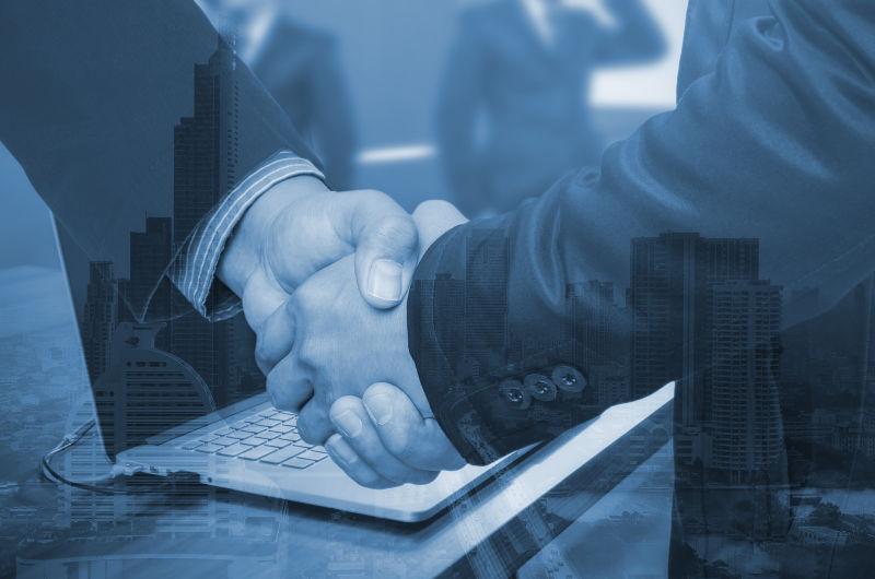  办公室里两个商人在握手