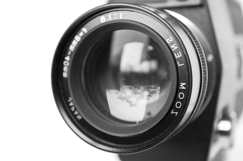 在白色背景下的相机镜头