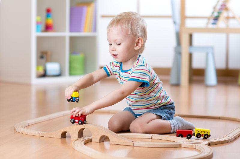 在家里玩铁路玩具的孩子