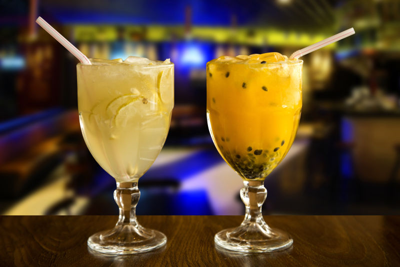 吧台上的两杯饮料