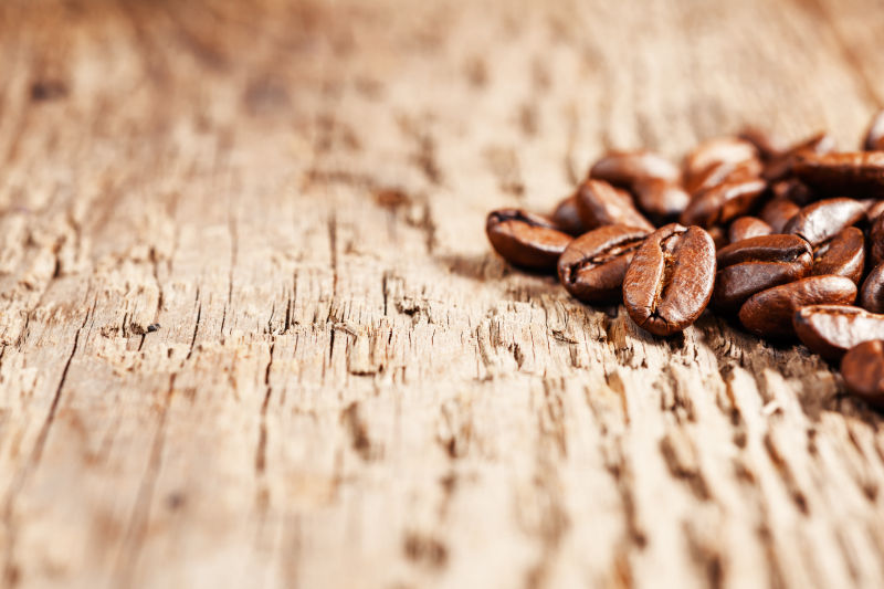 咖啡豆在木板上