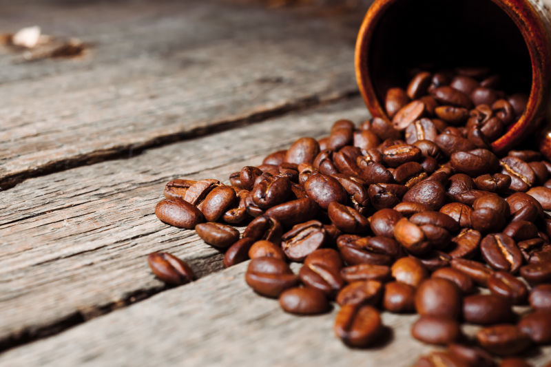 装在杯子中的咖啡豆倒出