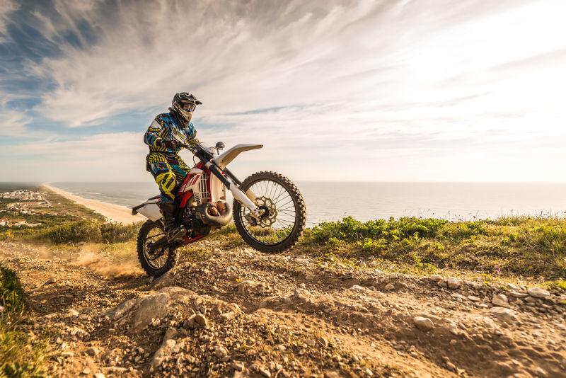 户外碎石路上的摩托运动员