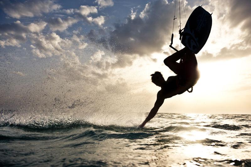 海面上的极限冲浪爱好者