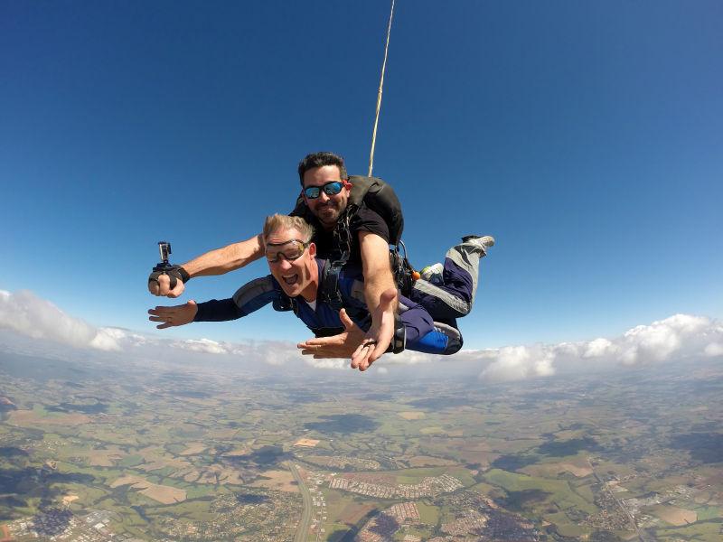蓝色的天空中两个外国跳伞运动员