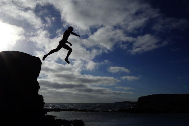 山崖上纵身一跃的男人