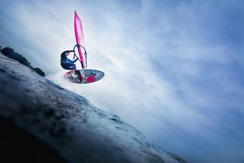 海面上的帆船运动爱好者