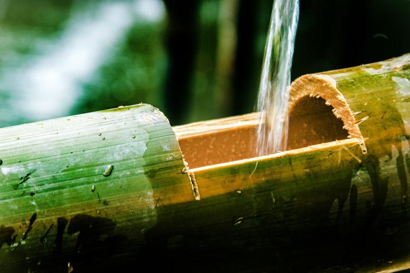 水流正在往竹筒里浇灌着
