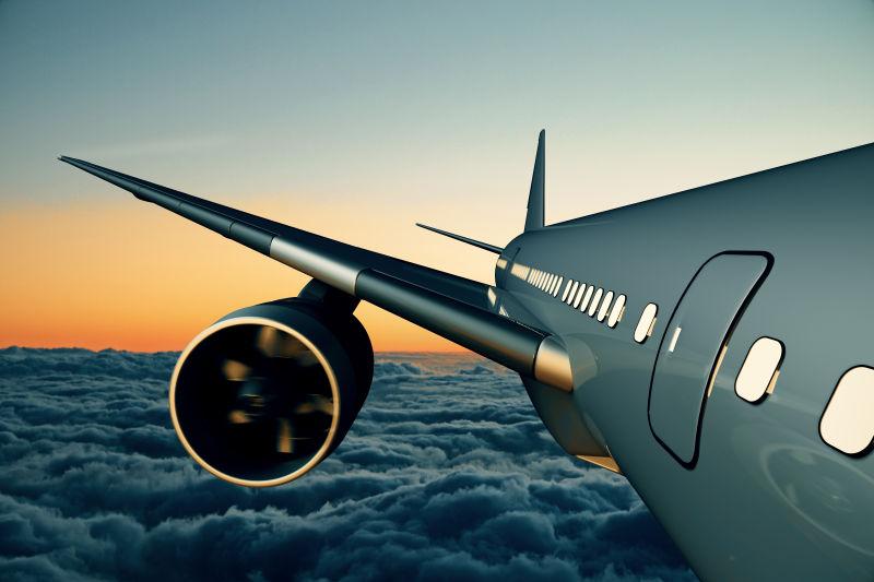 多云的天空中飞行的飞机