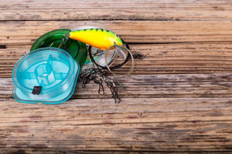 木质背景上的钓鱼线